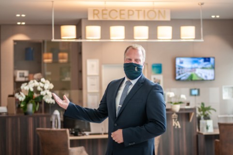 Hotel König Albert öffnet mit Wir-lächeln-mit-den-Augen-Kampagne