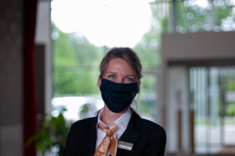 Hotel König Albert öffnet mit Wir-lächeln-mit-den-Augen-Kampagne
