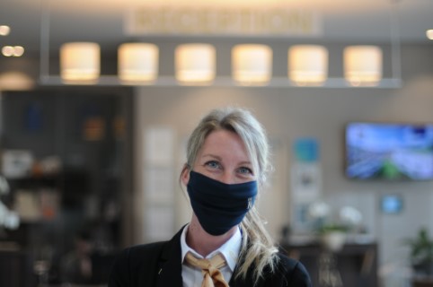Hotel König Albert öffnet mit Wir-lächeln-mit-den-Augen-Kampagne